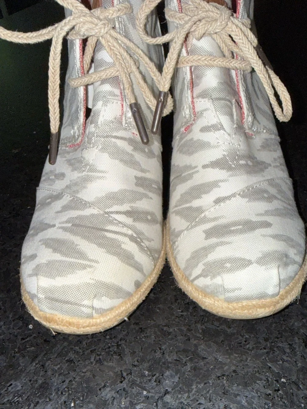 Toms Boots Canvas Desert Espadrille Beige Camouflage Lace Up Ankle Wedge SZ 8